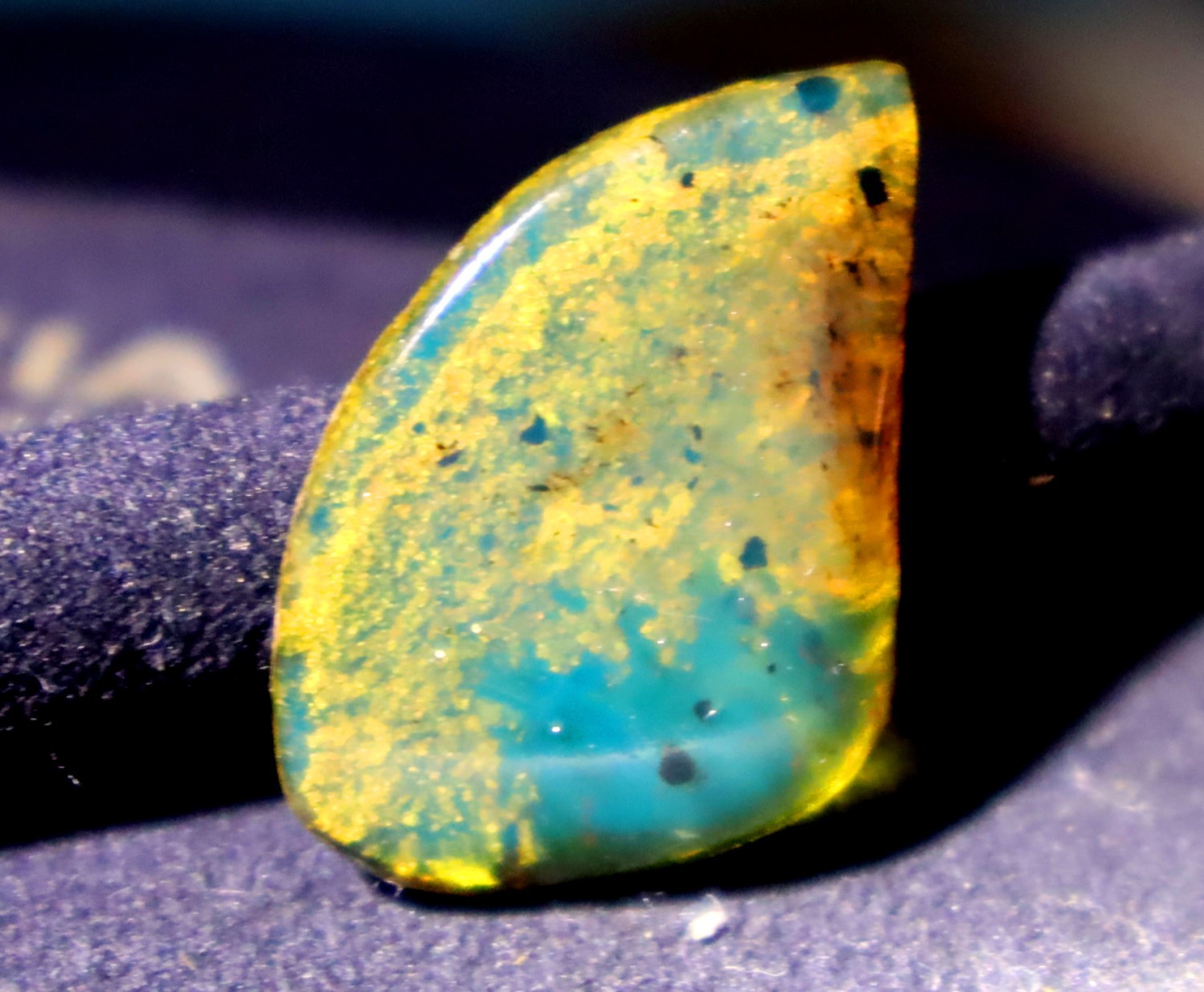 Excellent Natural Dominican Clear Sky Blue Amber Polished Stone – 32mm