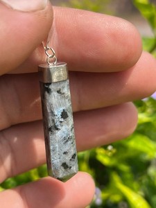 Exceptionnel pendentif naturel en labradorite grise-noire en argent...