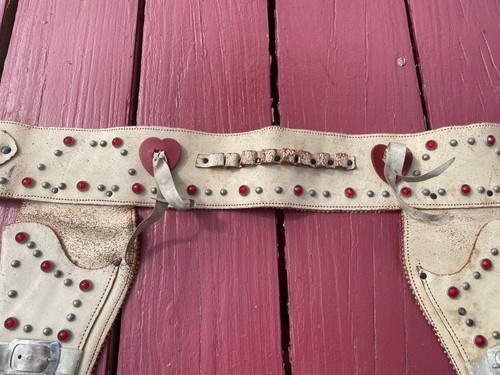 CINTURA FONDINA PISTOLA giocattolo COWBOY vintage anni 50 ecopelle western borchiata rossa - Foto 15 di 23