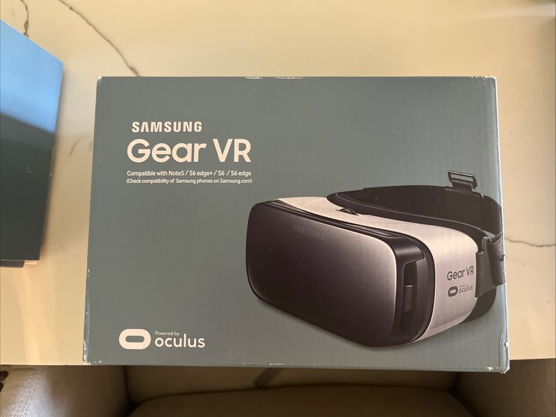 Samsung SM-R322NZWAXAR Gear VR Headset - Frost White