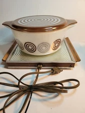 Pyrex Salton Bullseye Cosmopolitan 2.5 Qt Casserole w Lid & Cosmopolitan Warmer