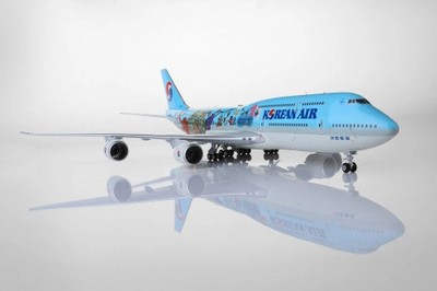 SQ Wings Boeing 747-8 Korean ''Childrens Painting'' Flaps Down HL7630 1:200 Modell