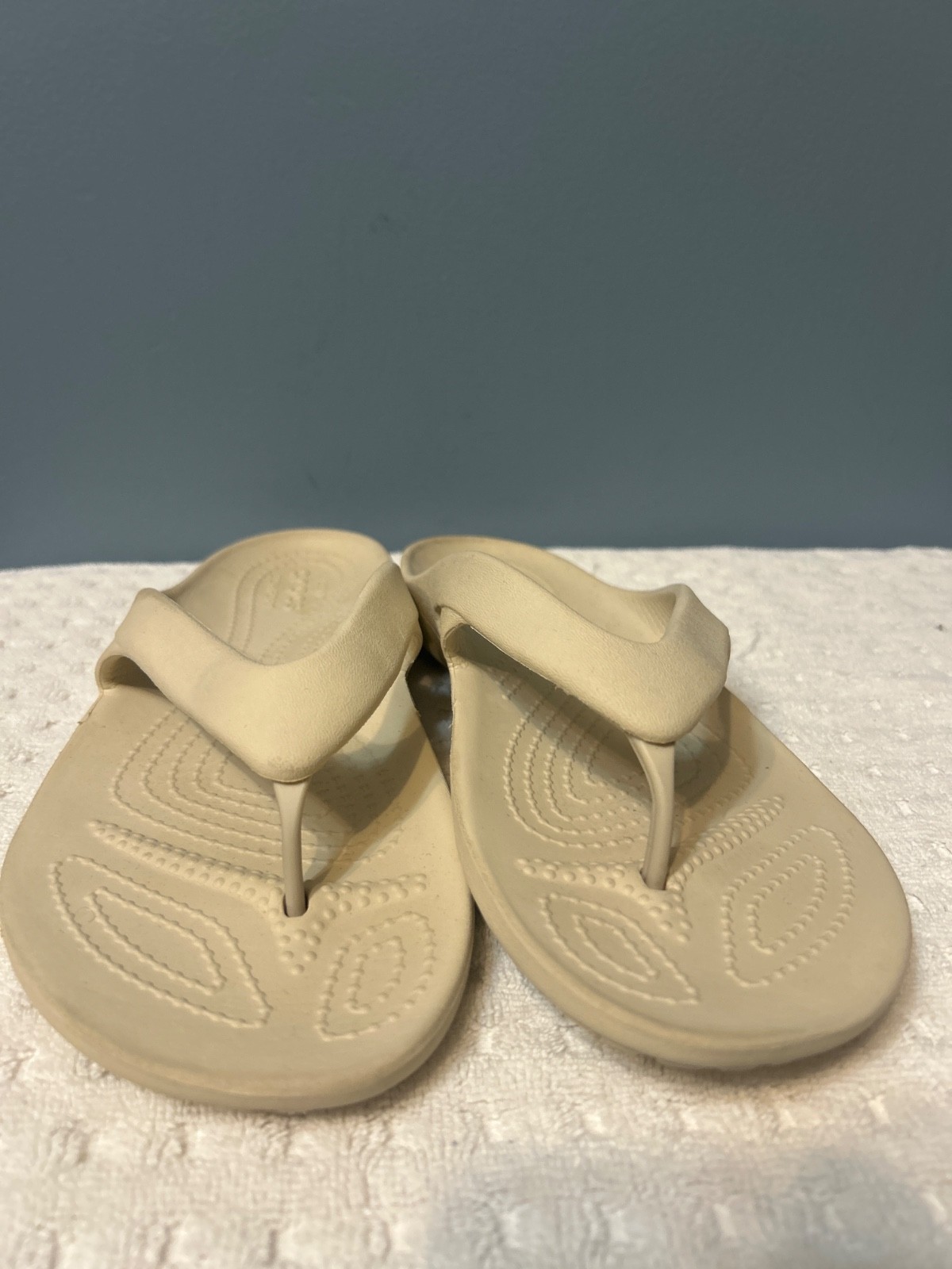 Crocs Kadee II Women’s Flip Flops Sandals Beige Bone Size 8 Comfort Lightweight