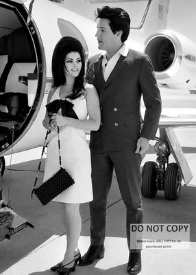 5X7 PHOTO - ELVIS PRESLEY & PRISCILLA IN LAS VEGAS BOARDING PLANE 1967 (EE-064)