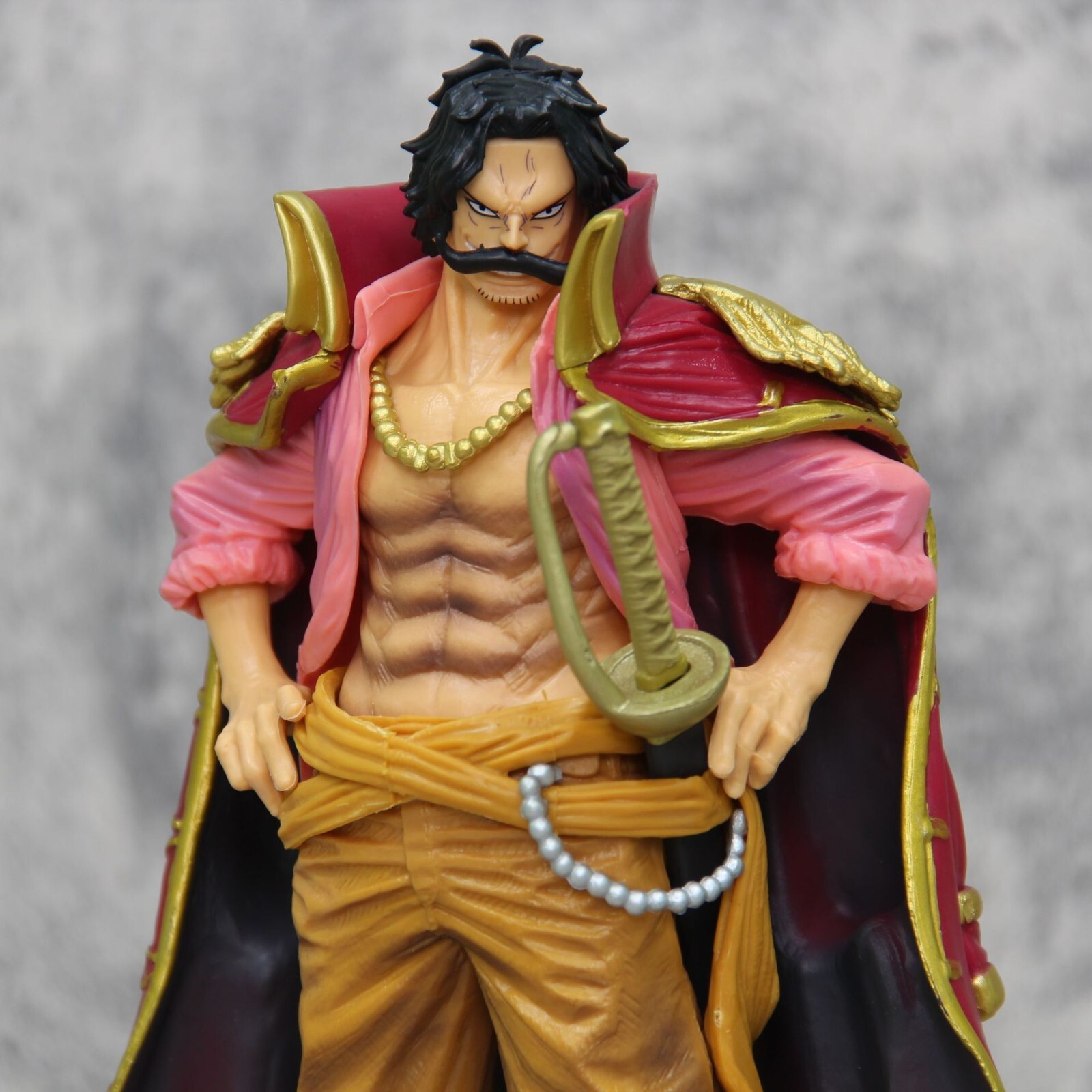 Figurine One Piece Gol D. Roger 23cm Décoration Idéale Bureau et Bureau de Geek