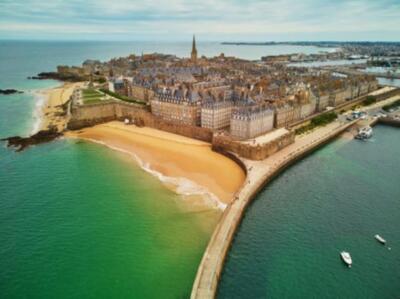 Wandbild: Malerische Luftaufnahme von Saint-Malo Intra-Muros in der [...]