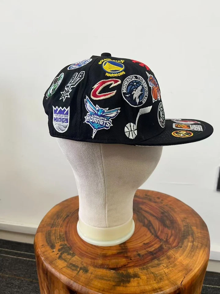 Sombrero ajustable de ala plana informal al aire libre bordado con logotipo de todos los equipos de la NBA Foto 2 de 4
