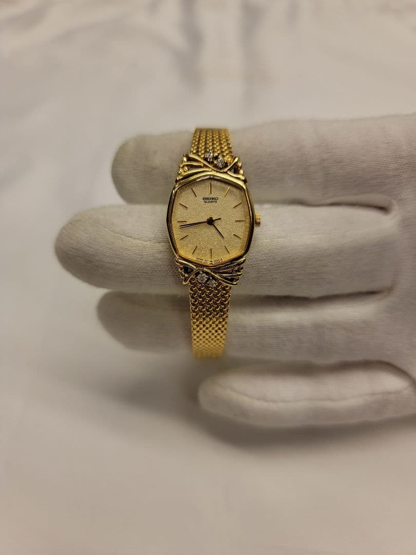 seiko dress watch INTRODUCING: The Grand SBGW264, a classic in 18k gold with a hypnotic tapisserie dial The crisp white dial features a subtle pattern beneath Roman numerals Stunning New Seiko Dress watch