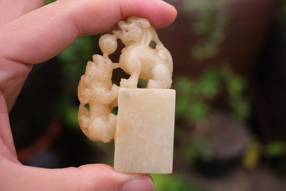 0544 A Natural Shoushan ‘Furong’ Seal Stone for Carving, Double Dragon - Image 4 of 4