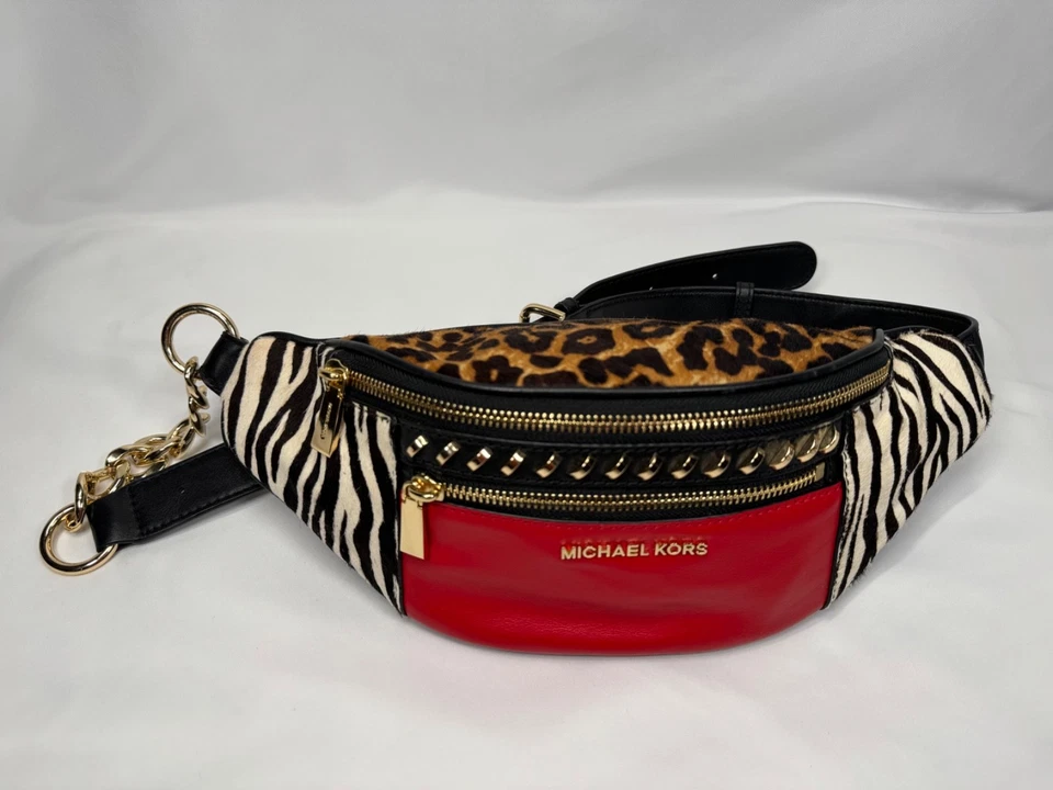 Michael Kors Mediano Dorado Tachonado Cuero y Pelo de becerro Estampado Animal | Rojo | Foto 2 de 4