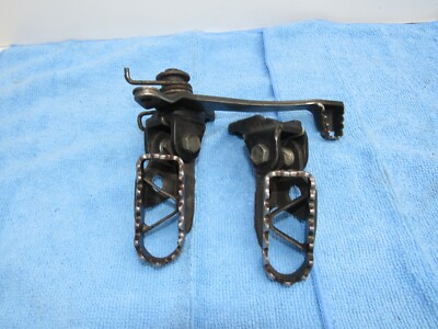 チャド 82 YAMAHA YZ 125 YZ125 OEM STOCK FOOT PEGS BRACKETS PEDAL 4V2