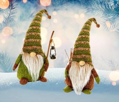 Rustikaler Wald Weihnachtsgonk 28cm Sitzgonk mit Zweigen & grüner Strickmütze