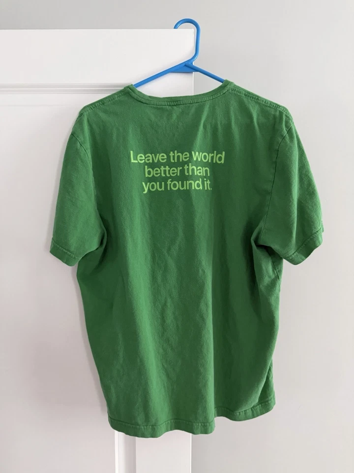 Camiseta de coleccionista Apple Earth Day 2023 solo para empleados, talla grande Foto 2 de 2