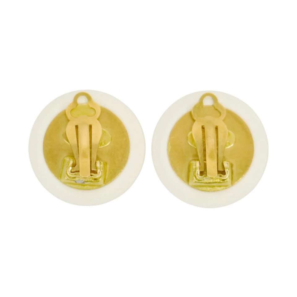 Brincos CHANEL marca coco botão branco e dourado clip-on redondo acessórios femininos - Imagem 4 de 4