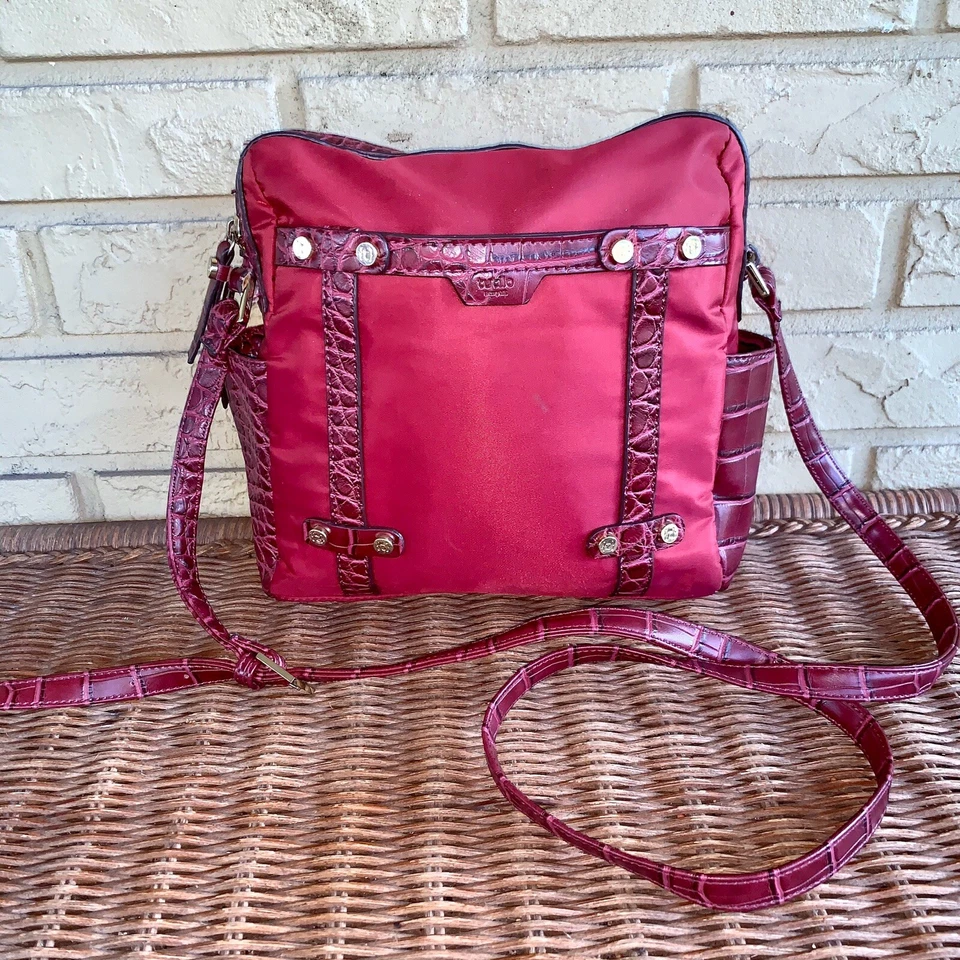 Bolso Bandolera Tutilo Nylon Cocodrilo Cuero Repujado Rosa Borgoña Cremallera Anthropologie Foto 2 de 4