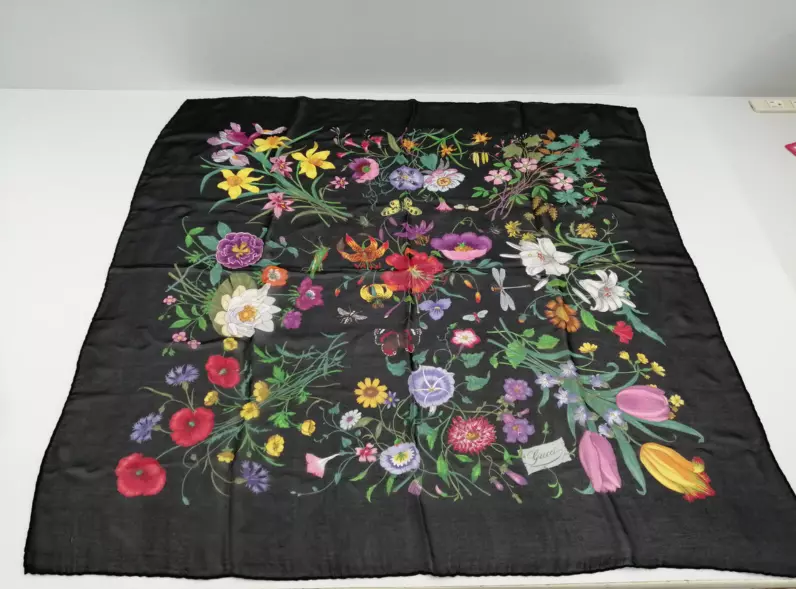 Gucci Flora foulard en mousseline de soie noir fleurs multicolores enveloppe en soie emblématique 33 pouces JP