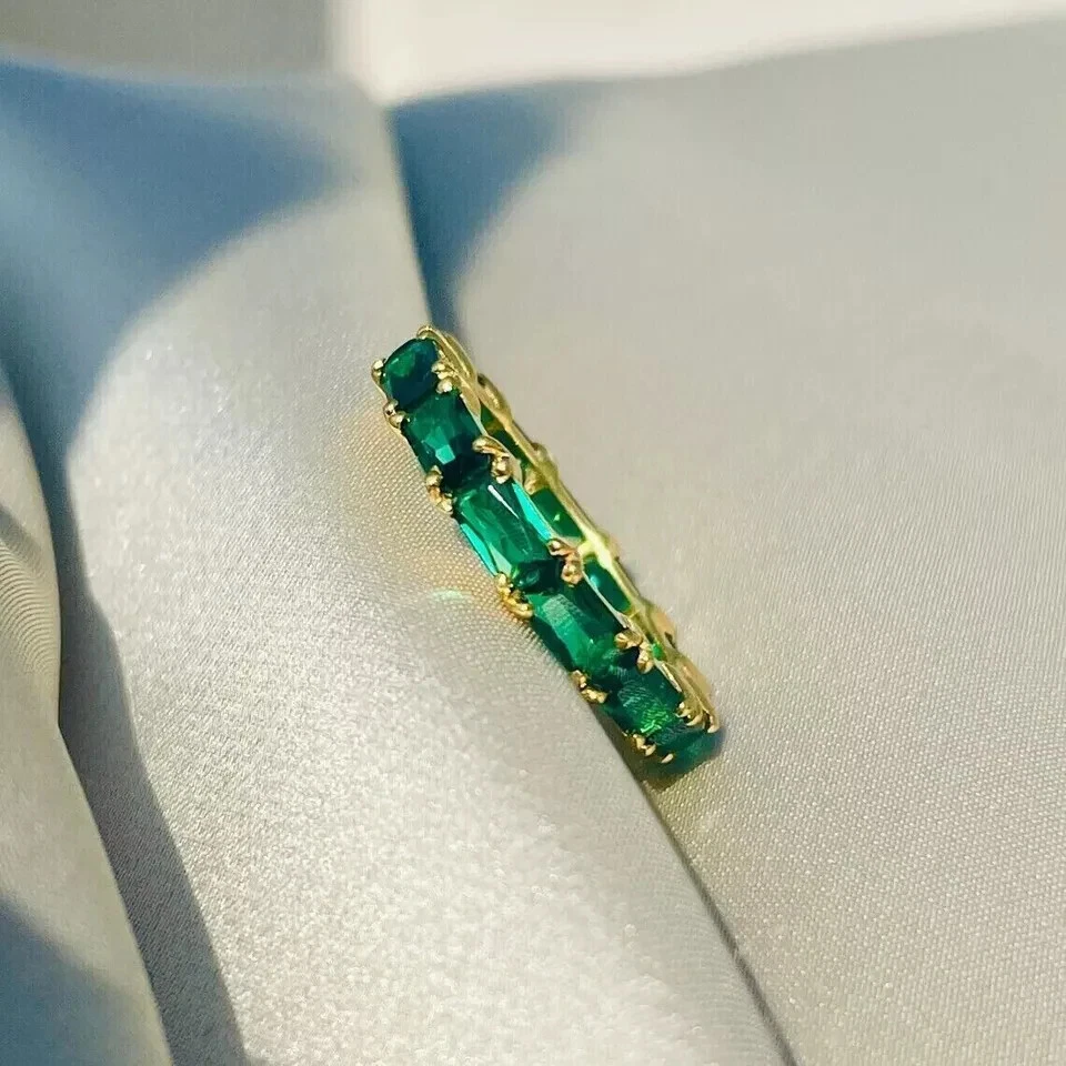 Anillo banda esmeralda verde creado en laboratorio corte esmeralda enchapado en oro amarillo de 14 k Foto 2 de 4