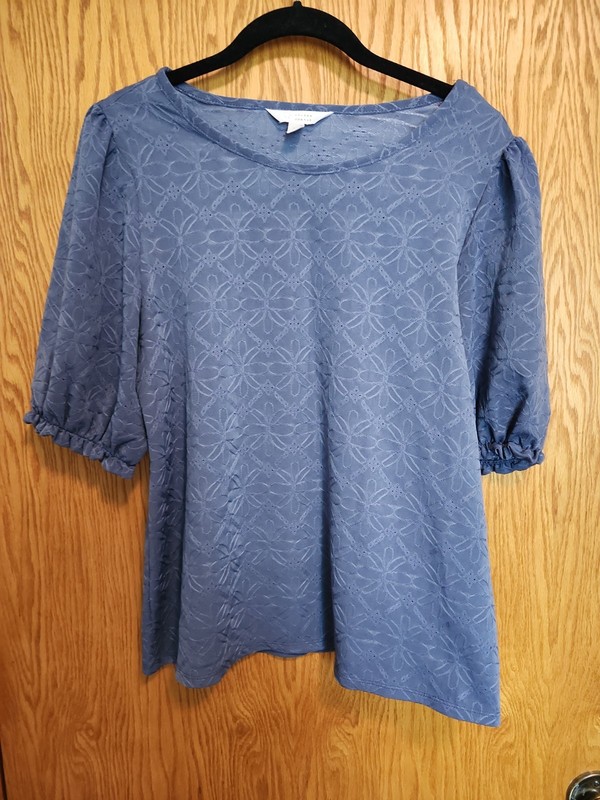 LC Lauren Conrad Women's Sz M Blue Floral Textured Blouse Short Flutter Sleeves