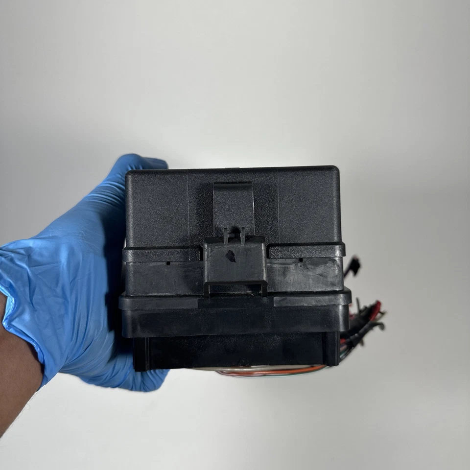 2008 - 2011 凯迪拉克DTS别克卢塞恩原始设备制造商座椅下保险丝继电器盒 — 第 4/4 张图片