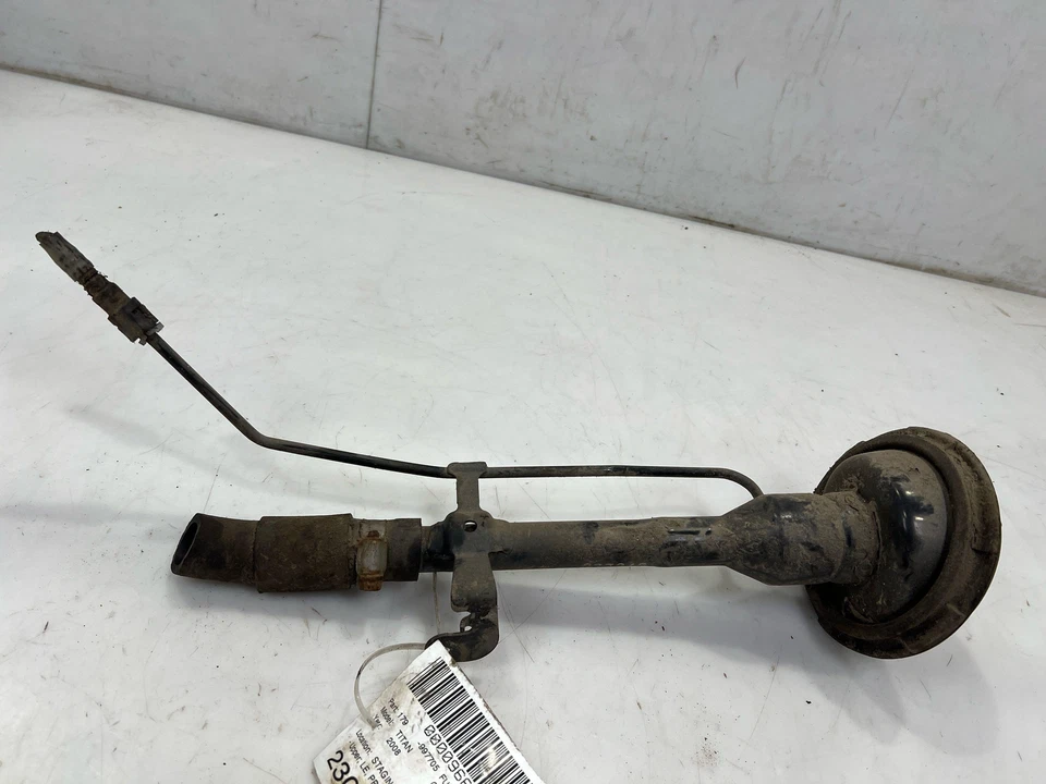 Conjunto de tubo de llenado de cuello de llenado de combustible Nissan Titan 2004-2010 OEM 172217S200 Foto 4 de 4
