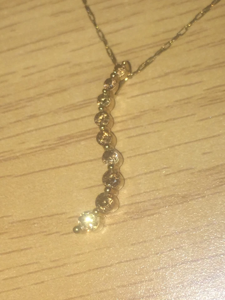 Cadena de eslabones de lujo vintage de oro amarillo de 9 quilates con colgante de viaje de diamantes champán Foto 4 de 4