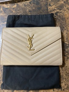 envelope chain wallet in grain de poudre embossed leather