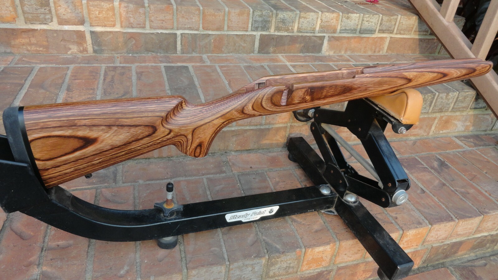 WINCHESTER 70 S/A BROWN HERITAGE LAMINATED WOOD Stock /PACHMAYR PAD