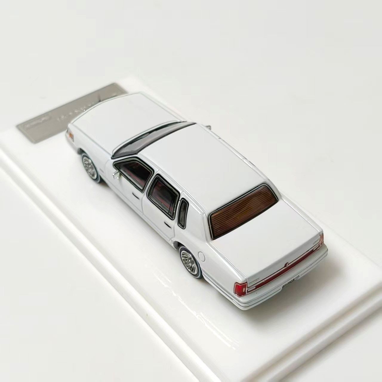 Lincoln Town Car 1: 64 1992 Model - Alloy Die-Cast Limousine