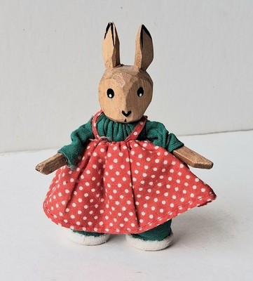 Vintage Lotte Sievers Hahn kleine Hasenfigur aus Holz geschnitzt, rotes Kleid, 9,5 cm