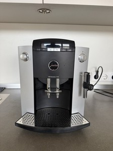 Jura Impressa F50 Kaffeevollautomat, Schwarz/Silber
