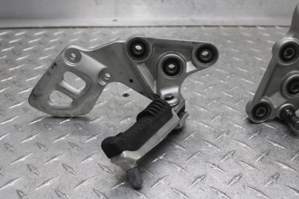 Juego de estriberas delanteras Suzuki Hayabusa GSX1300R 2004 43510-24F00 43521-24F00 Foto 3 de 4