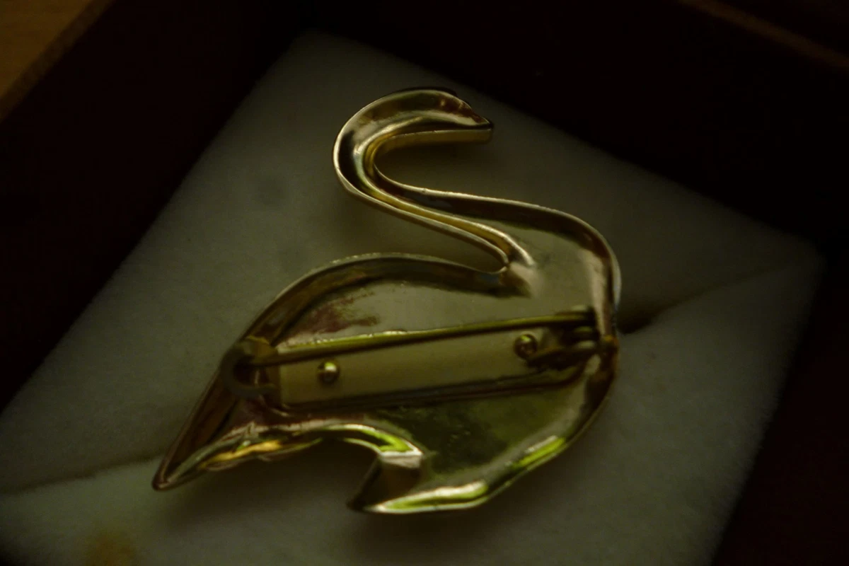 Kleine Brosche, Schwan, Modeschmuck goldfarben mit blau Stein