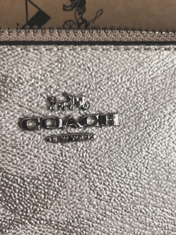 Cartera Coach Platino Metálica Firma Lona Rosa Borde Top Cremallera Muñequera NUEVA Foto 3 de 4