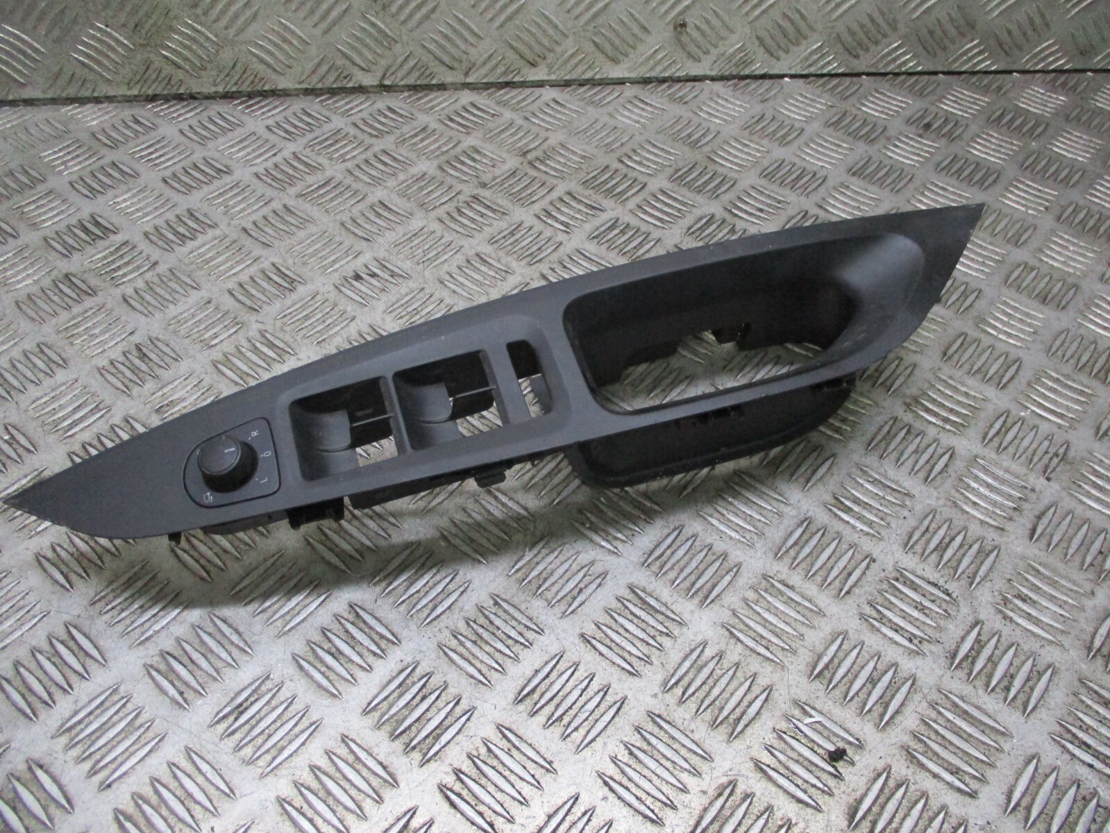 2014-17 SEAT LEON 5DR DRIVER SIDE FRONT WINDOW TRIM 5F2867172 OEM  