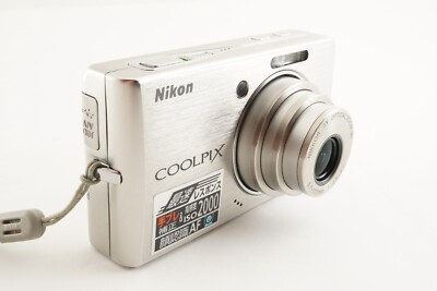 Nikon COOLPIX S500 Silver With 2GB SDHC Card Digital Camera Nikon COOLPIX S500 Silver With 2GB SDHC Card Digital Camera