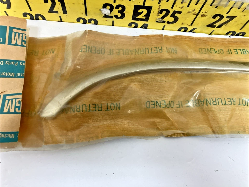 New OEM GM Front RH Roof Drip Rail 14049978 1985-91 Chevrolet/GMC Blazer (Bin88) - Image 3 of 4