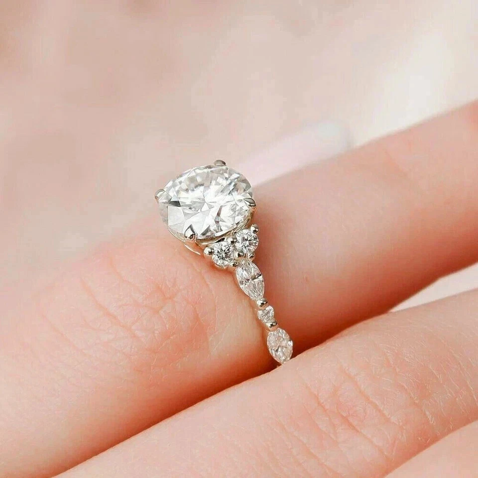 Anillo de compromiso redondo con racimo de diamantes simulados de 2,50 quilates chapado en oro blanco de 14 K Foto 4 de 4