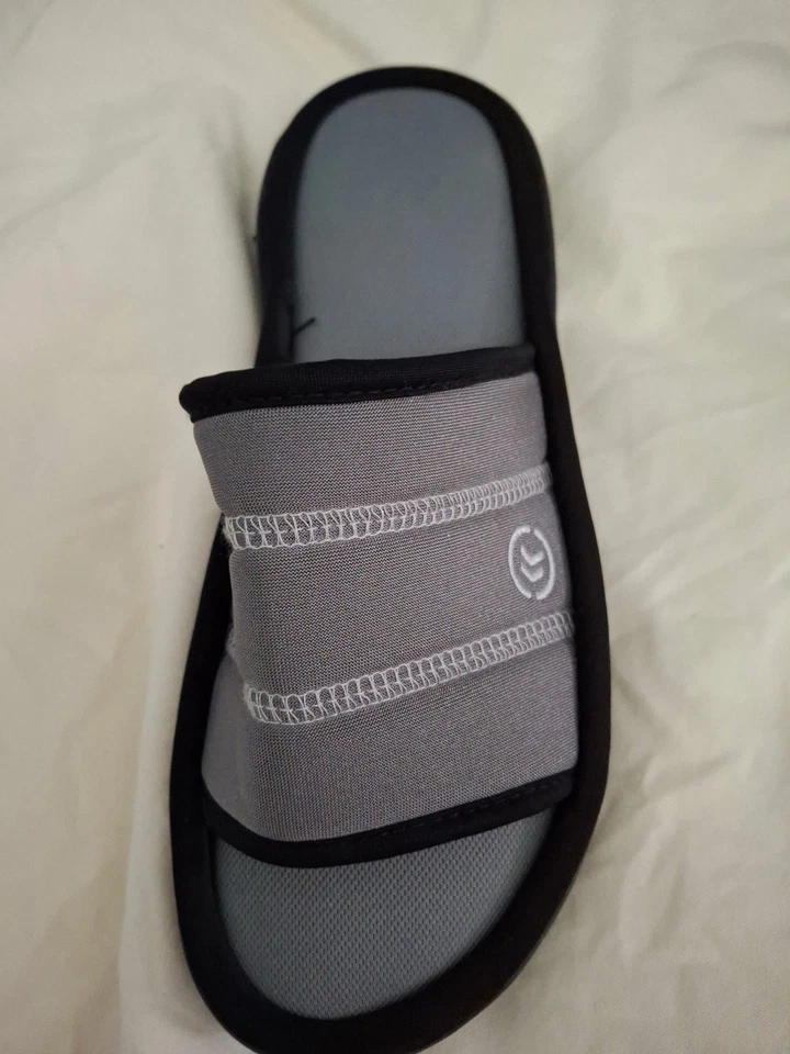 Tanga Isotoner 7,5-8 W flip flop acolchoada cinza e preta lavável na máquina - Imagem 4 de 4