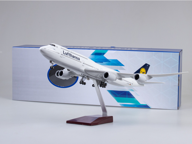 Lufthansa Boeing 747-8 スケール1/200 模型 s-l400.jpg