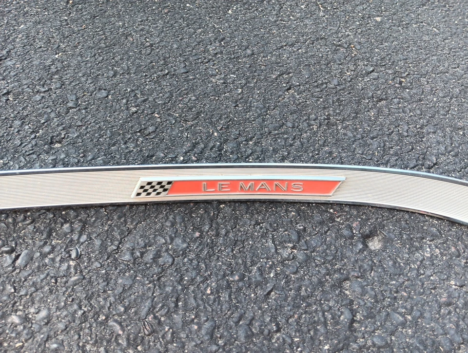 Pontiac Tempest Lemans 1962 tablero moldura emblema parte # 4861989 OEM Foto 2 de 4