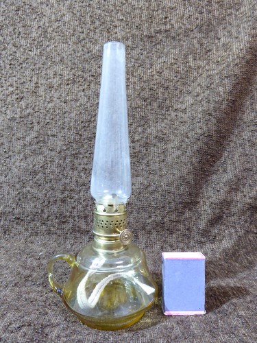 Piccola lampada a petrolio a bruciatore piatto da 3''' lampada a olio lampada notturna J.C. Giessing Norimberga