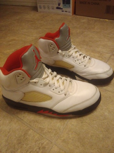 Size 9 - Jordan 5 Retro Fire Red Silver Tongue (2020) DA1911-102 - Picture 2 of 23