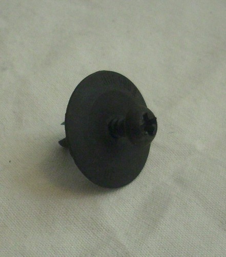 Schraube für Motorhaubendämmmatte passend für FORD SIERRA MK2