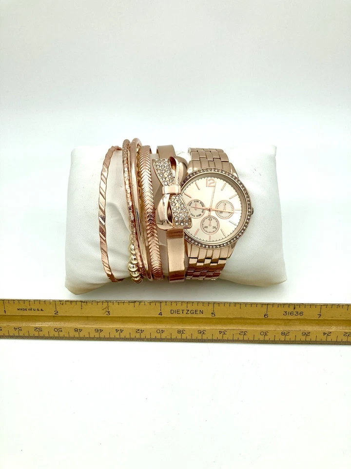 Hermoso Reloj Tono Oro Rosa y Juego de 6 Brazaletes a Juego - Con Almohada Foto 3 de 3