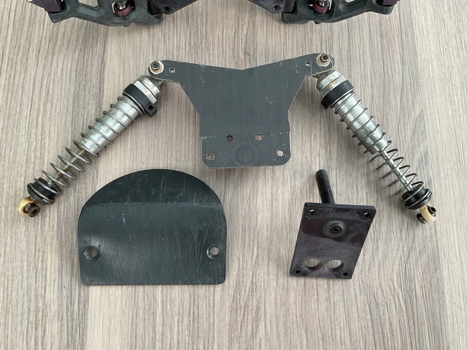 VINTAGE TEAM ASSOCIATED RC10 GOLDPAN PARTS Lot Front And Rear Shock Tower Halsey - Image 3 of 4