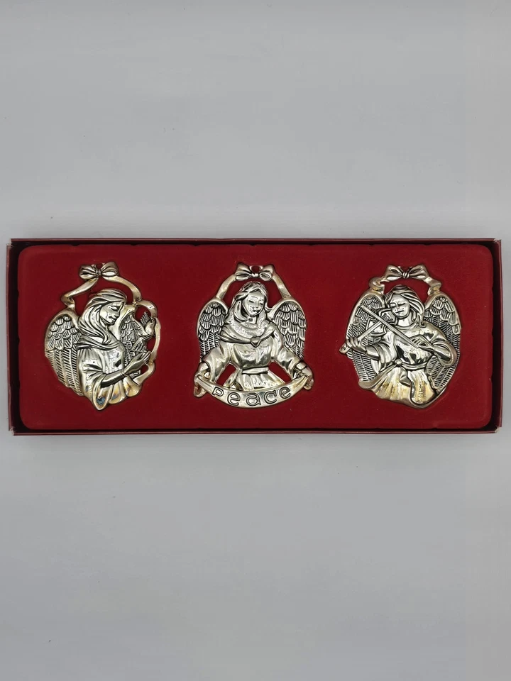 Conjunto de 3 enfeites de Natal de anjo folheados a prata Gorham 1831 SKU#6212476 - Imagem 2 de 4