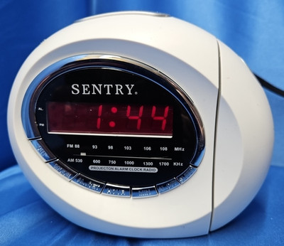 Sentry Color Display Alarm Clock AM/FM Radio Model CR106 White in Original Box
