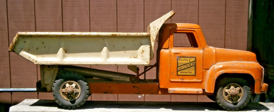 Camión de volteo BUDDY L operado hidráulicamente de los años 50-60, 20 1/2 pulgadas largo Foto 2 de 4