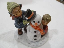 VTG Goebel Hummel FIGURINE THE CROWNING TOUCH BH 82 1999 Christmas