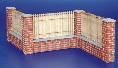 Plus Model 215 - 1:35 Resin Bausatz Zaun mit Mauerabschluss